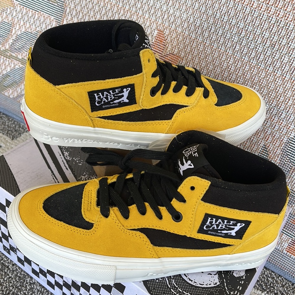 Vans • WMNS Skate Half Cab
Bruce Lee Black/Yellow
VN0A5FCDY23
Sneakers - Picture 11 of 16